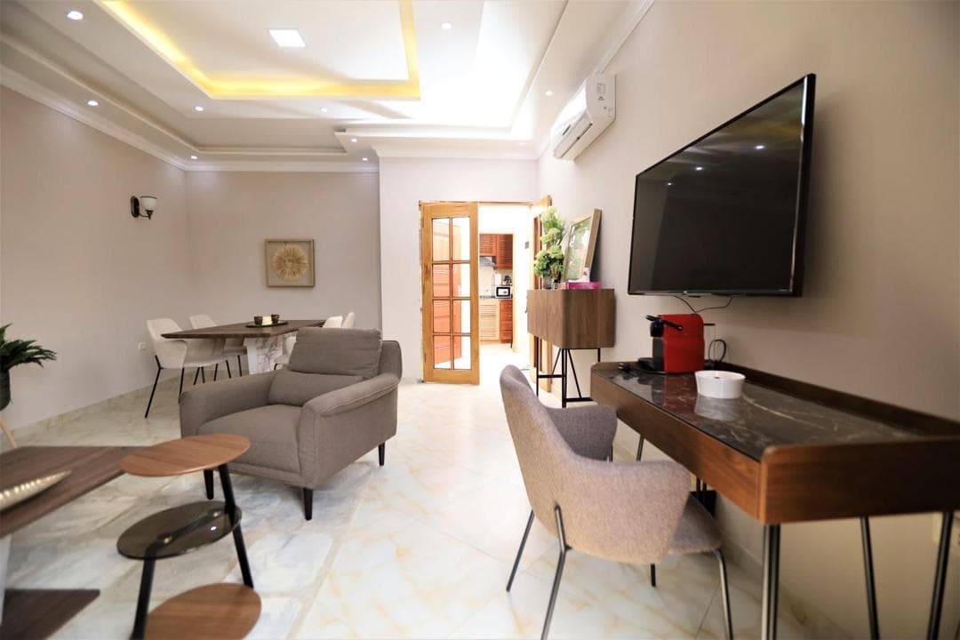 Salon avec coin bureau